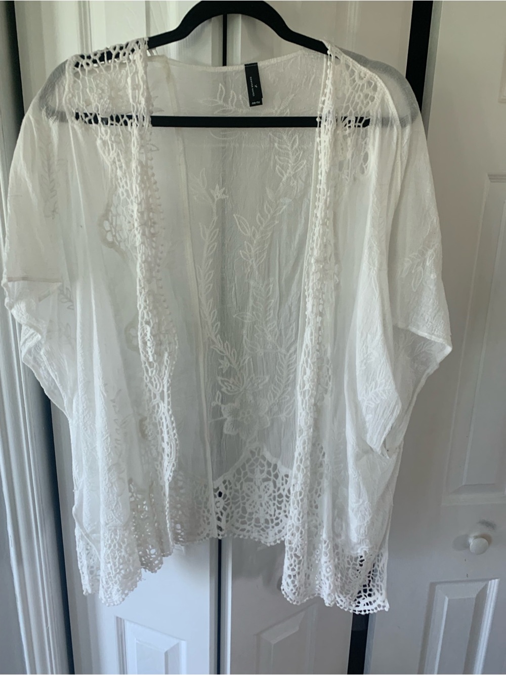 Pretty little Embroidered Jacket/cover Denver
Hayes one size white